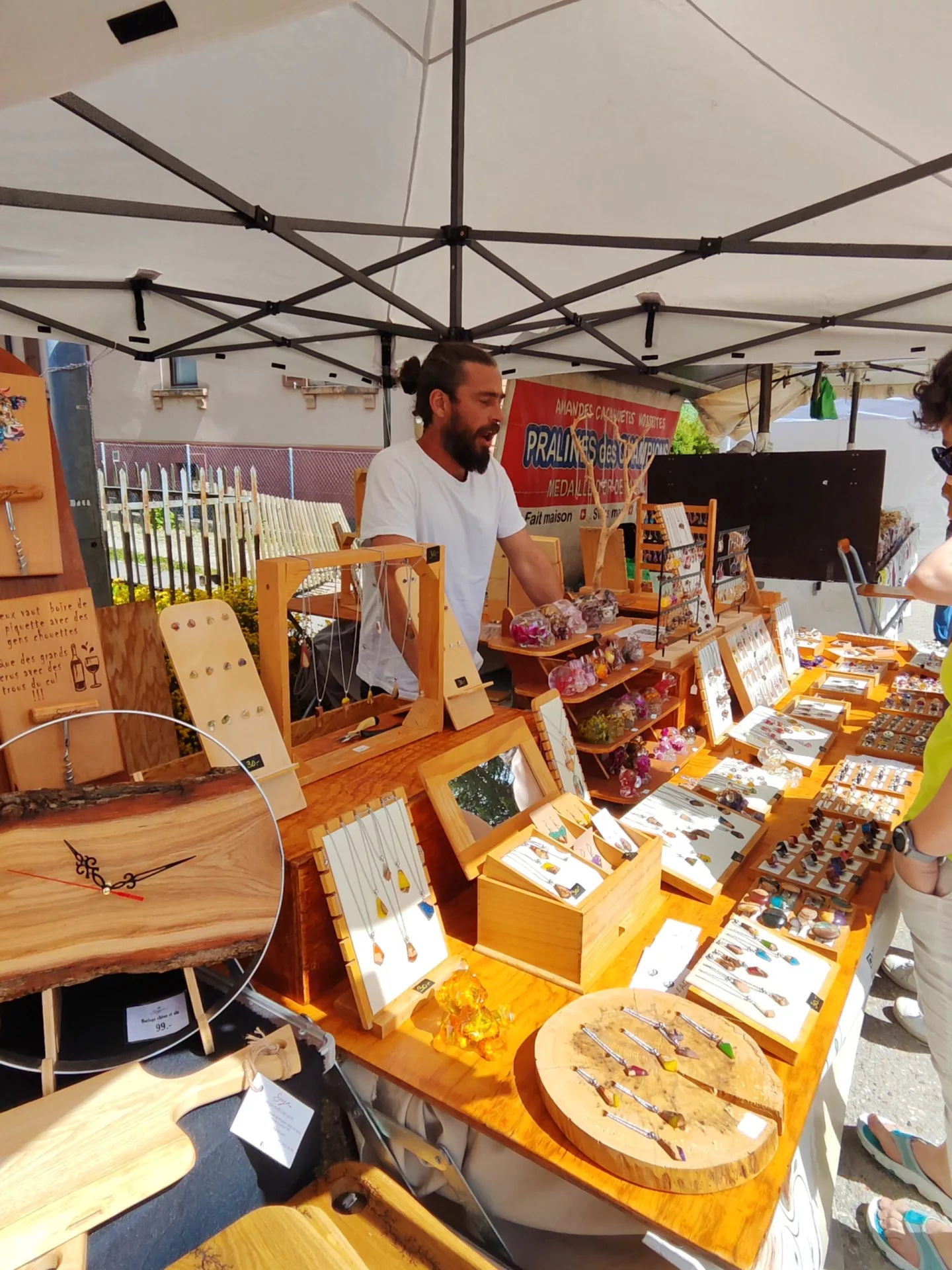 Créations en bois présentées sur un stand artisanal.