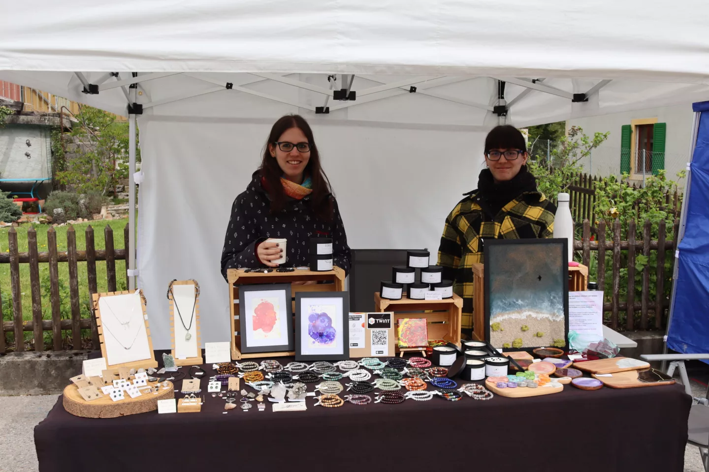 Deux exposantes présentent leurs créations au Marché artisanal du Vieux-Pont.