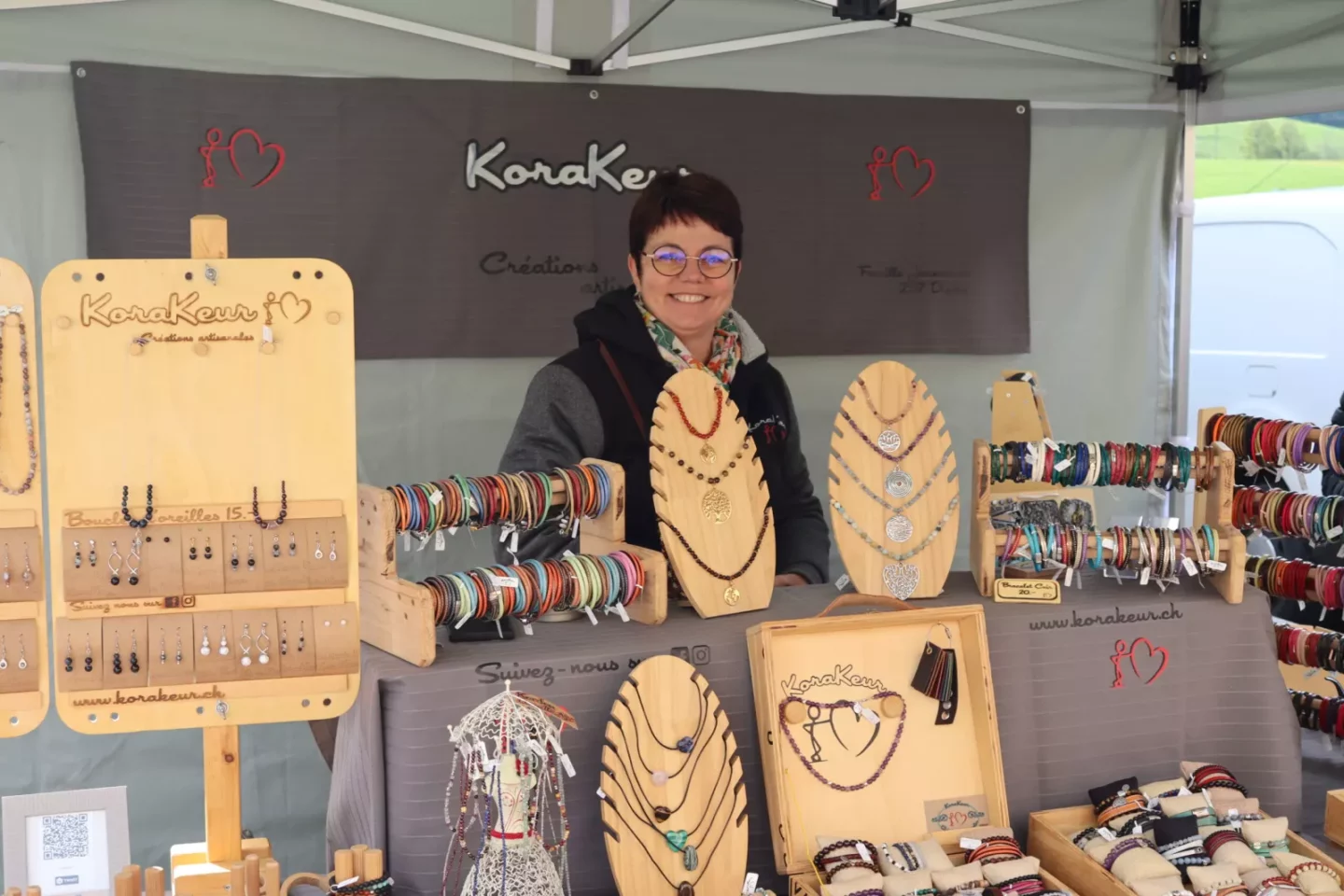 Une créatrice souriante présente ses bijoux au marché, édition 2024