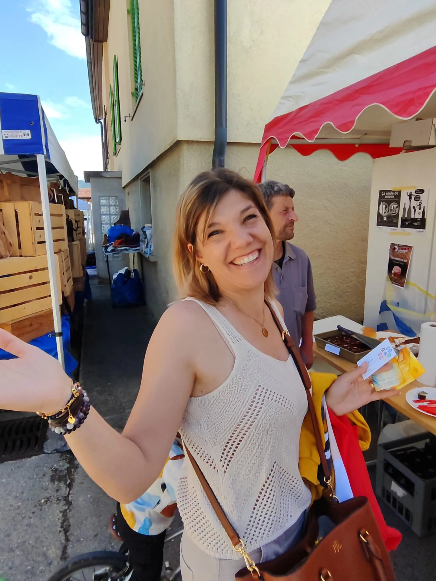 Une exposante sourit à l’objectif sur son stand.
