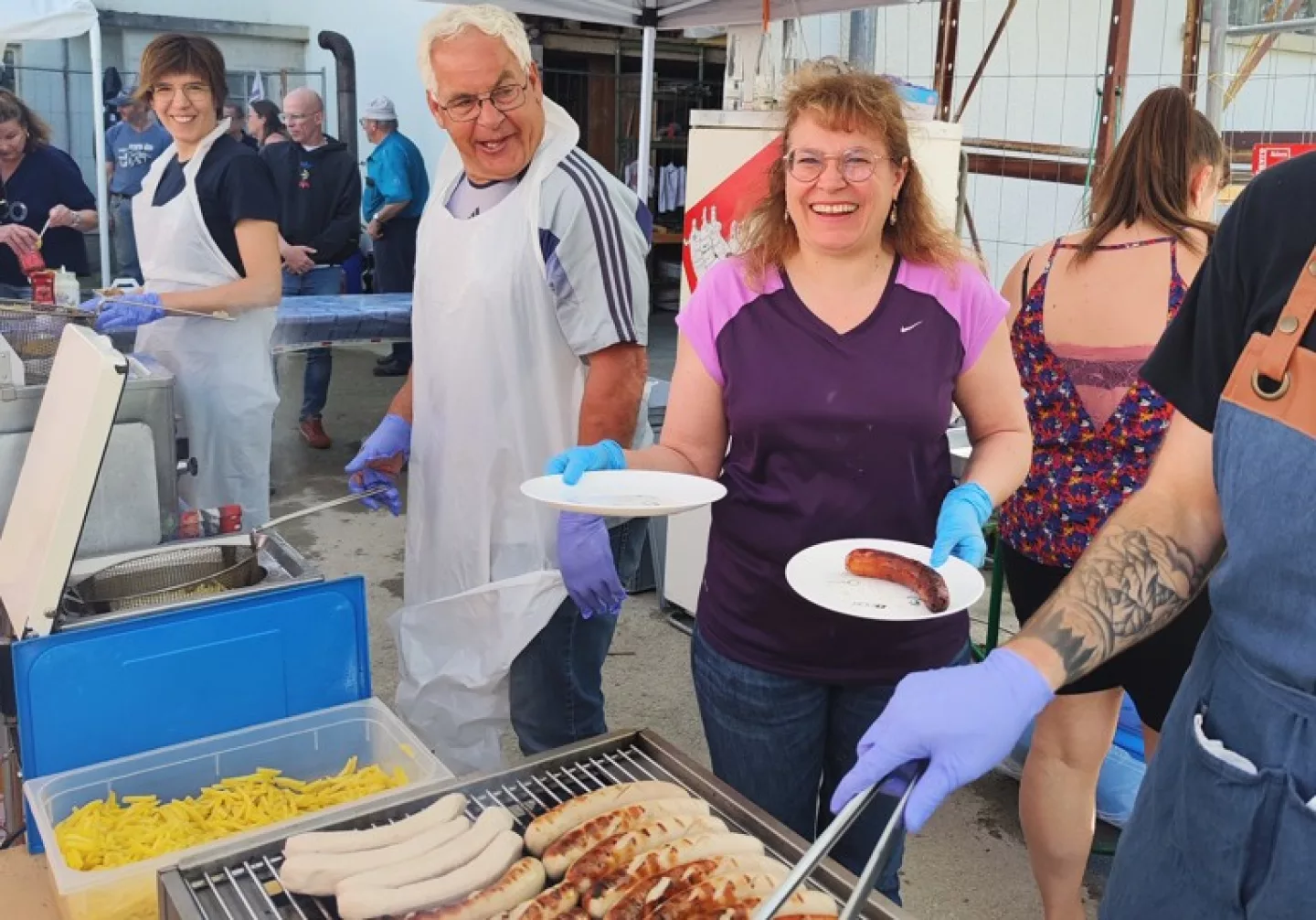 L’équipe du stand de restauration accueille les visiteurs avec le sourire.